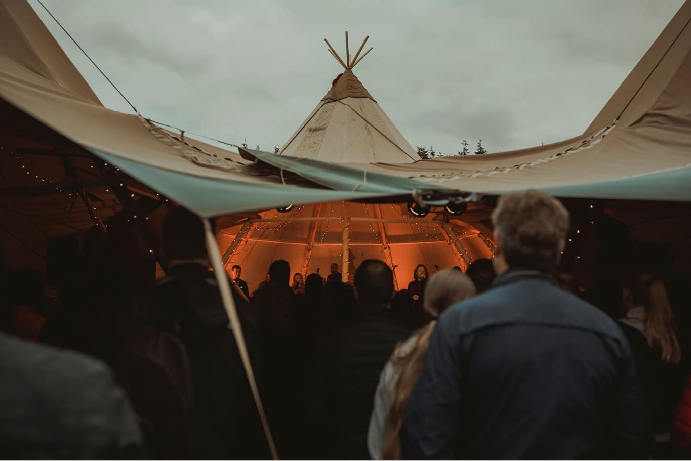 Firmaevent med koncert under åben himmel i Stratus tipi // Luksustelte