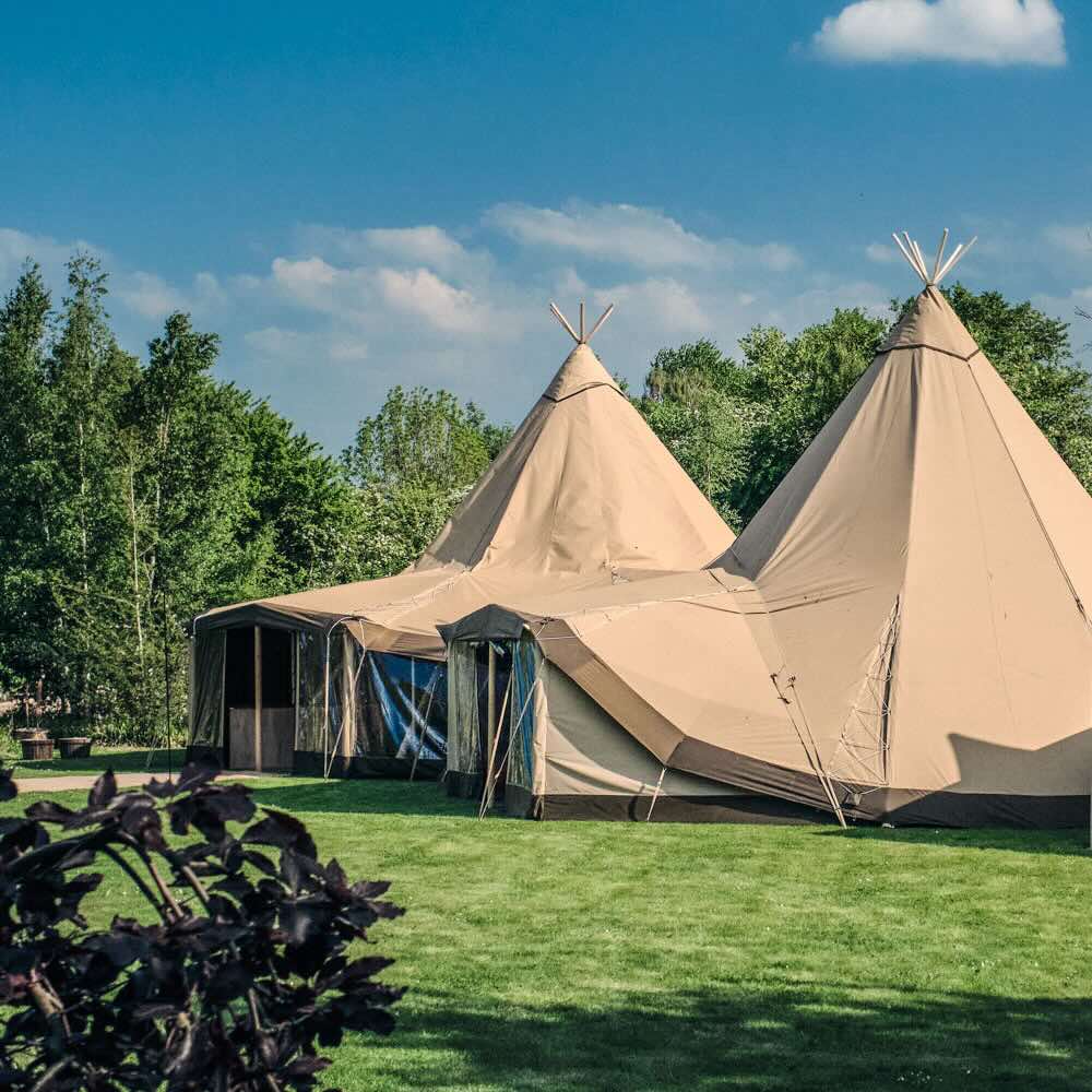 Dobbelt Stratus tipi med wall flex windows til fest