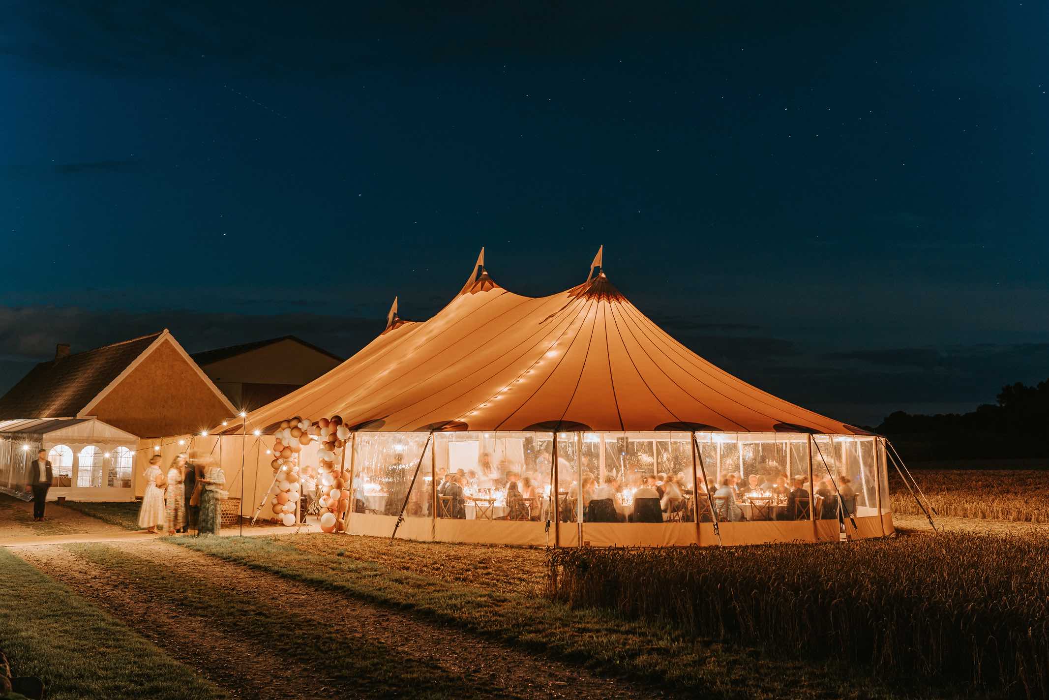 stemning-til-teltfest-cirkustelt