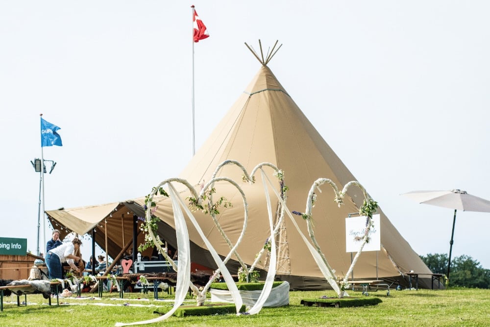 bryllupsvielse-ved-telt-paa-heartland-festival bryllupsvielse-ved-telt-paa-heartland-festival